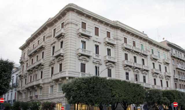 L'imponente e panoramico Palazzo Scattarelli, nato per "sfidare" il Teatro Petruzzelli